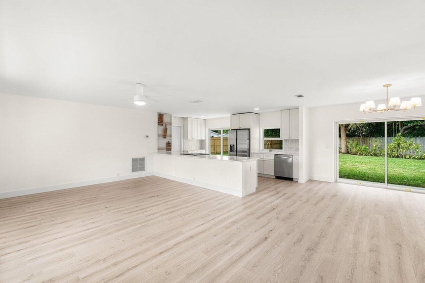 Welcome to this charming three-bedroom, two-bathroom - photo 6