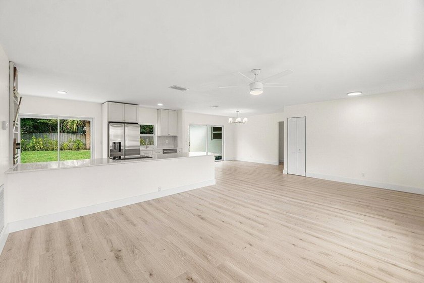 Welcome to this charming three-bedroom, two-bathroom - photo 7