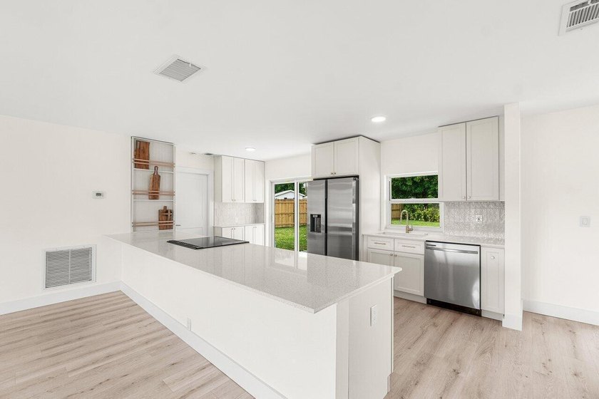 Welcome to this charming three-bedroom, two-bathroom - photo 8