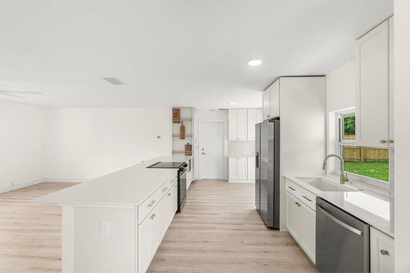Welcome to this charming three-bedroom, two-bathroom - photo 9