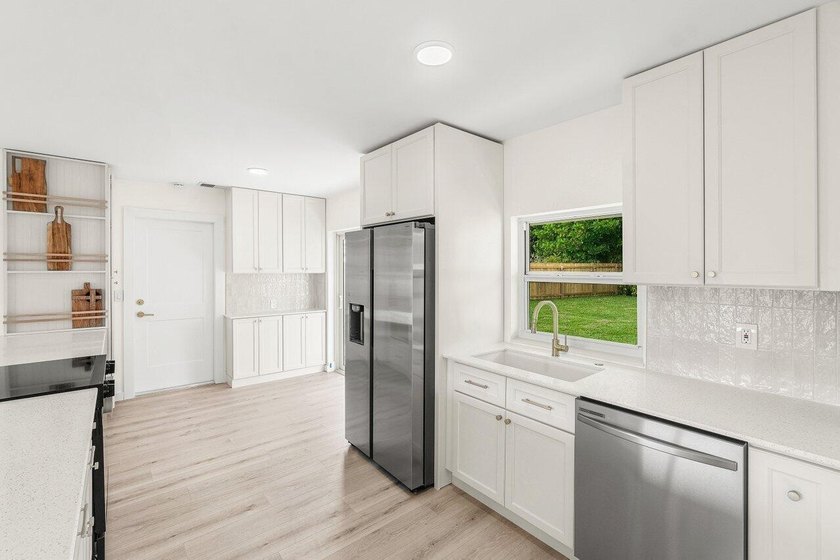 Welcome to this charming three-bedroom, two-bathroom - photo 10