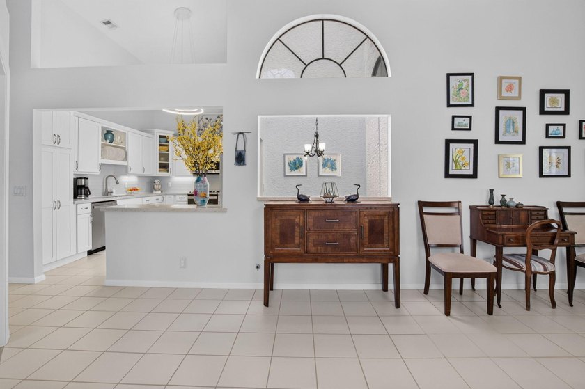 Welcome to this charming 3-bedroom, 2-bathroom villa in 55+ - photo 6
