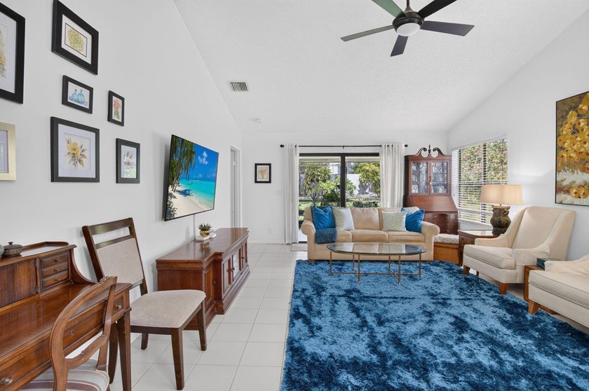 Welcome to this charming 3-bedroom, 2-bathroom villa in 55+ - photo 9
