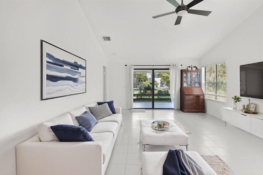 Welcome to this charming 3-bedroom, 2-bathroom villa in 55+ - photo 10