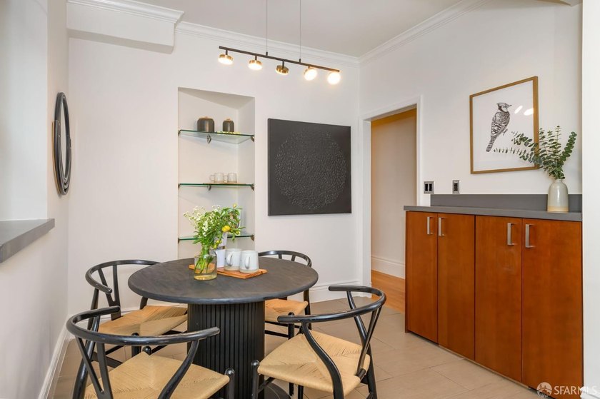 Stunning &amp; sophisticated, this rear-facing flat in a classic - photo 11