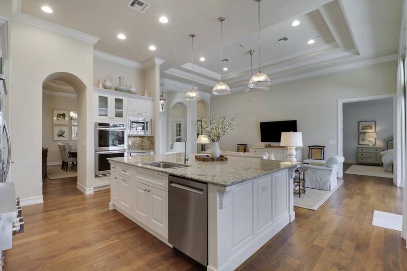 Experience the ultimate Jupiter Country Club lifestyle in this - photo 4