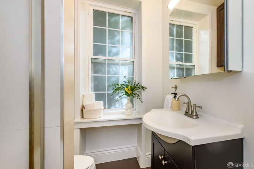 Stunning &amp; sophisticated, this rear-facing flat in a classic - photo 14