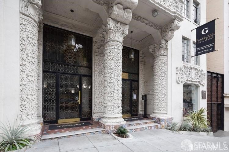 Stunning &amp; sophisticated, this rear-facing flat in a classic - photo 19