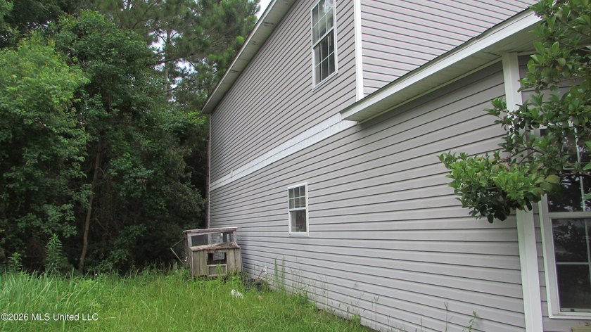 Affordable 3bdrm, 2bath townhome needing TLC but priced - photo 5