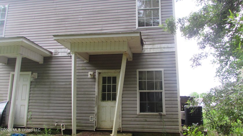 Affordable 3bdrm, 2bath townhome needing TLC but priced - photo 7