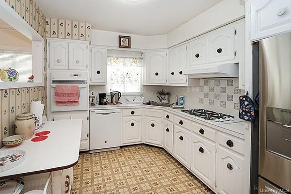 Location to all! Walk to shopping, dining, schools, LIRR - photo 14