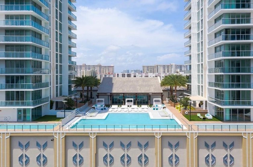 Experience the pinnacle of coastal luxury in this fully - photo 28