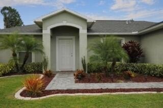 Welcome to this charming single-story residence located in Port - photo 2