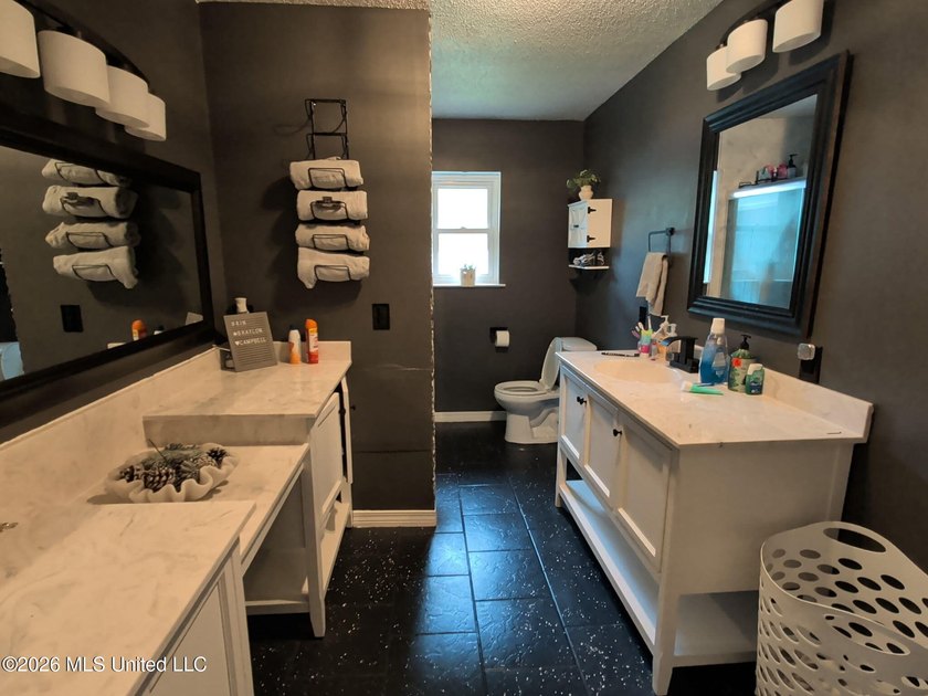 Beautifully maintained, this 4-bedroom, 2-bath home in the heart - photo 4