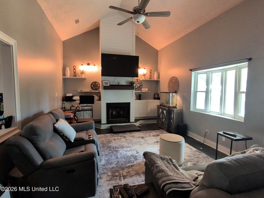 Beautifully maintained, this 4-bedroom, 2-bath home in the heart - photo 6