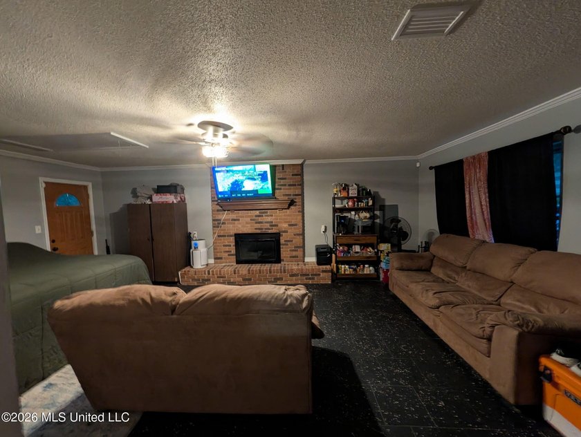 Beautifully maintained, this 4-bedroom, 2-bath home in the heart - photo 8