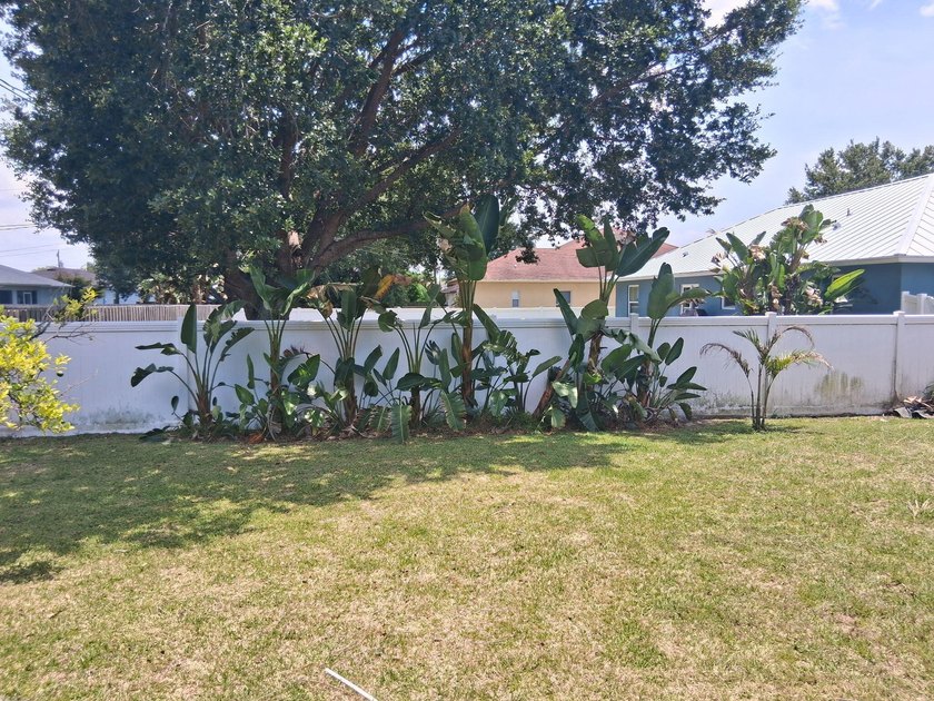 Beautiful CBS 3 bedroom 2 bathroom 2 car garage home with large - photo 5