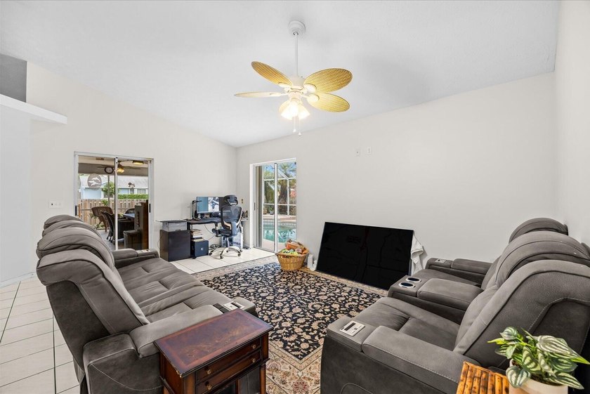 Desirable Southbend CBS 3/2/2 Pool/Spa Home On CORNER Lot. 5 - photo 10