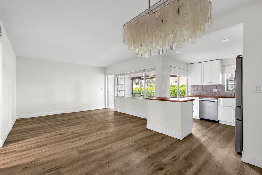 Welcome to this move-in-ready, freshly updated condo perfectly - photo 2