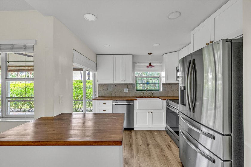 Welcome to this move-in-ready, freshly updated condo perfectly - photo 3
