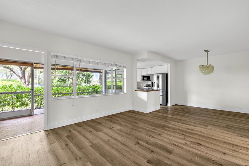 Welcome to this move-in-ready, freshly updated condo perfectly - photo 6