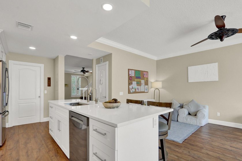 Impeccable 3 BR / 2.5 BA / 2 car garage duplex townhome - photo 11