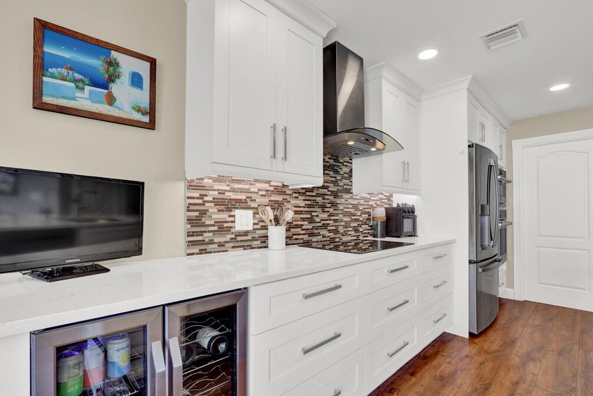 Impeccable 3 BR / 2.5 BA / 2 car garage duplex townhome - photo 12