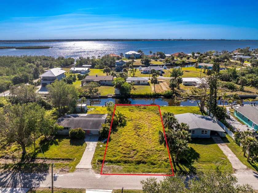 Discover your perfect dream home with an exceptional canal-front - photo 2