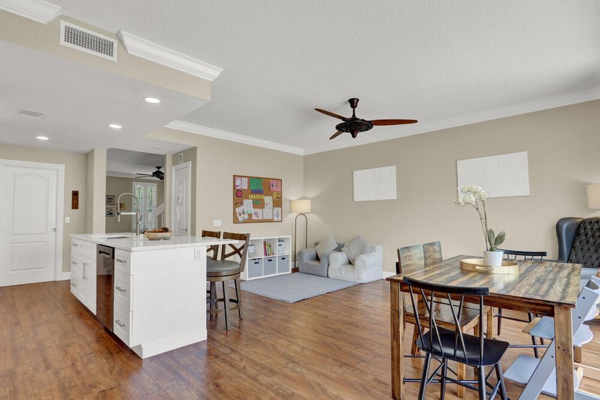 Impeccable 3 BR / 2.5 BA / 2 car garage duplex townhome - photo 13