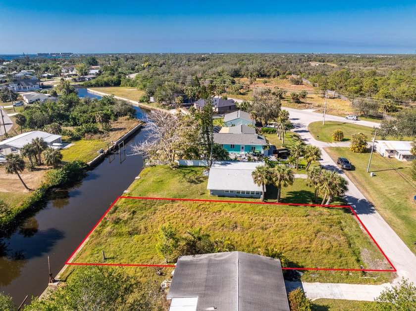 Discover your perfect dream home with an exceptional canal-front - photo 6