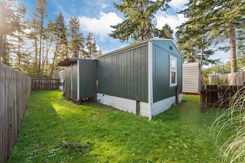 This well cared-for manufactured home in Dunes Mobile offers a - photo 6