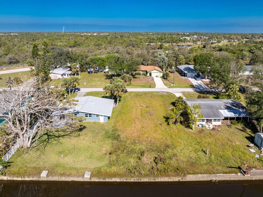 Discover your perfect dream home with an exceptional canal-front - photo 7