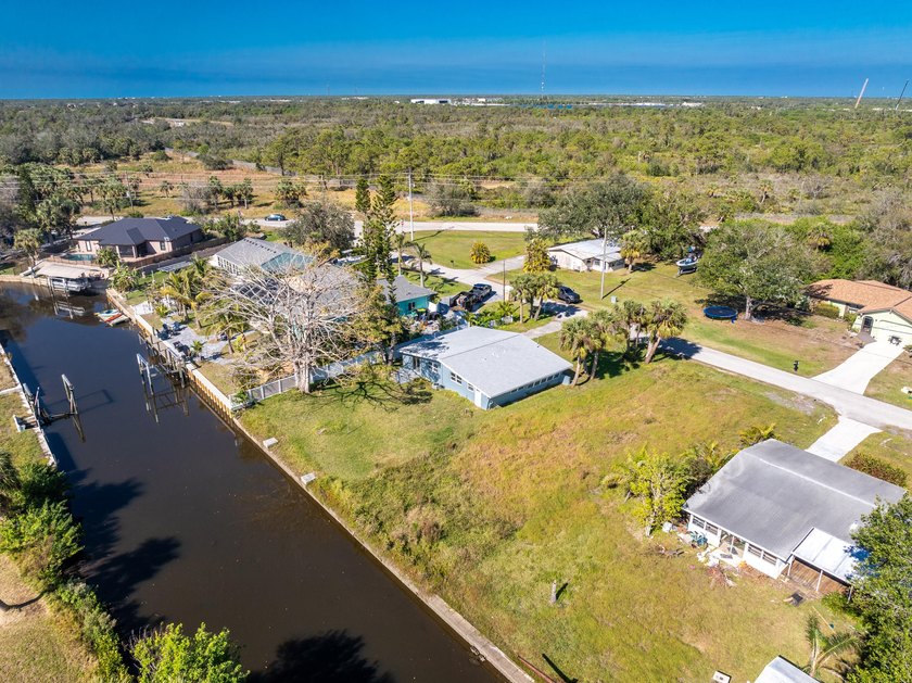 Discover your perfect dream home with an exceptional canal-front - photo 8