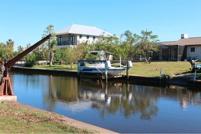 Discover your perfect dream home with an exceptional canal-front - photo 9
