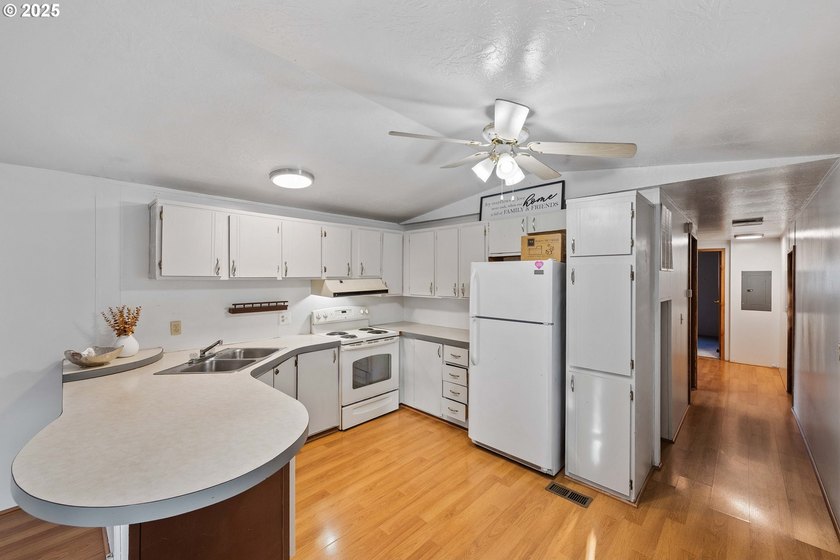 This well cared-for manufactured home in Dunes Mobile offers a - photo 10