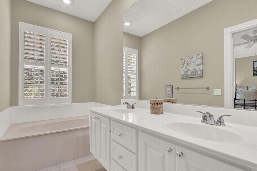 Impeccable 3 BR / 2.5 BA / 2 car garage duplex townhome - photo 21