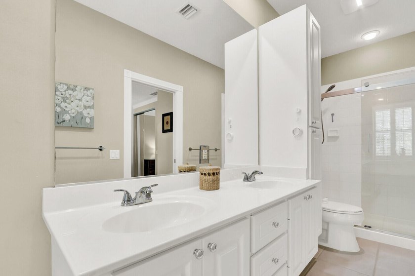 Impeccable 3 BR / 2.5 BA / 2 car garage duplex townhome - photo 22
