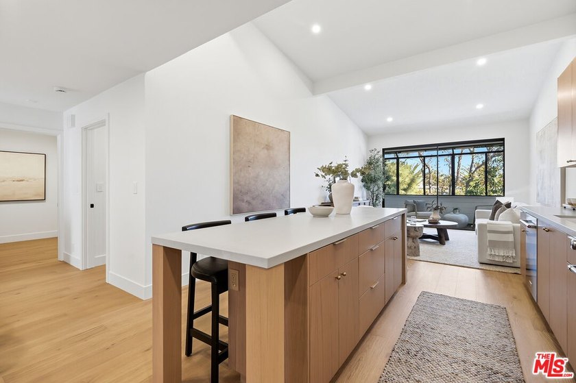 Extensively renovated, top-floor penthouse offering 2 bedrooms - photo 8