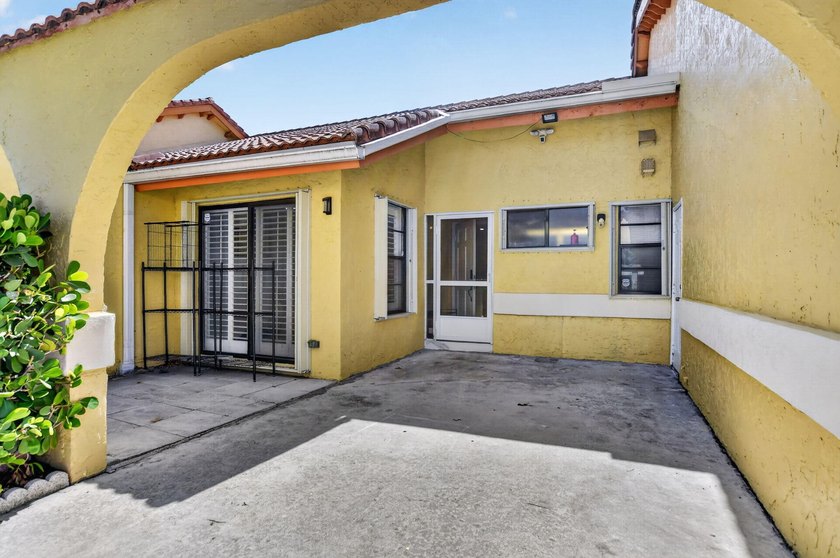 Welcome to this charming 3-bedroom, 2-bathroom, 1-car garage - photo 4