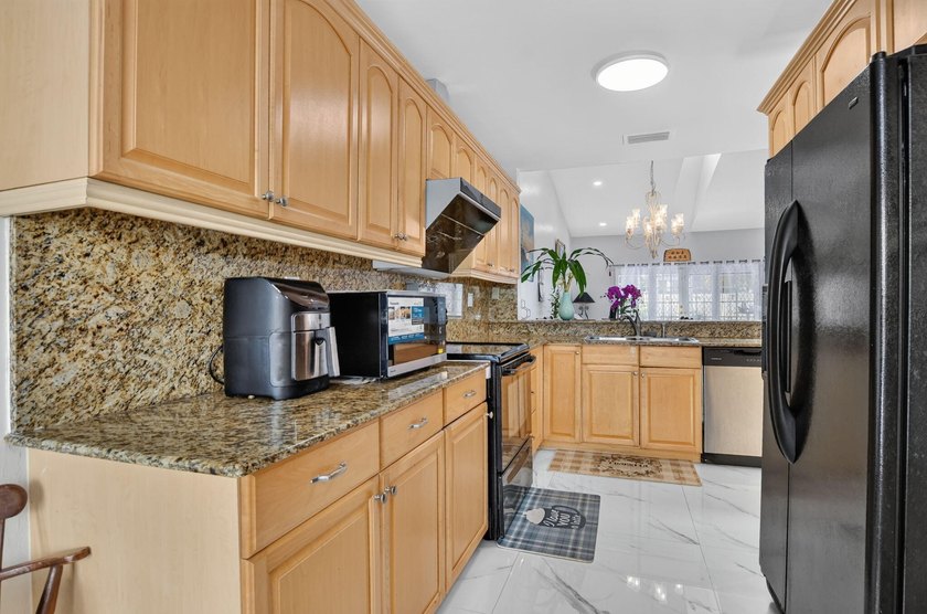 Welcome to this charming 3-bedroom, 2-bathroom, 1-car garage - photo 10