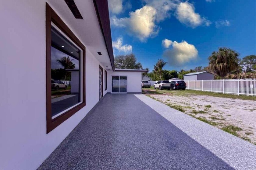 BEAUTIFUL HOME!! 4 bedrooms and 2 bathrooms, this property - photo 4