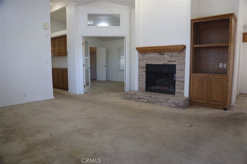 Great opportunity to own a spacious 3-bedroom, 2-bath - photo 9