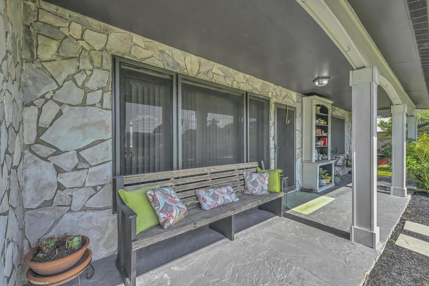 Welcome to this charming 3-bedroom, 2-bathroom single-family - photo 8