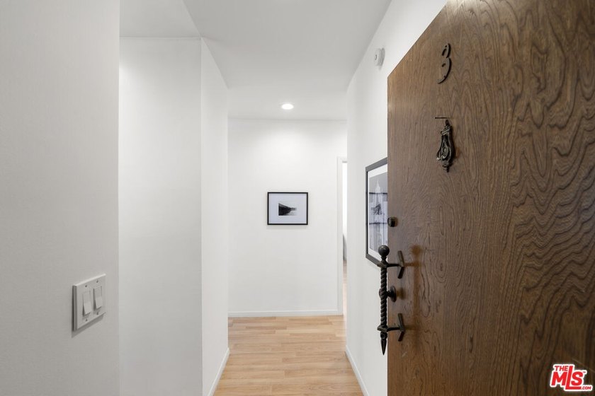 Perfectly located in the heart of Venice, just moments from - photo 3