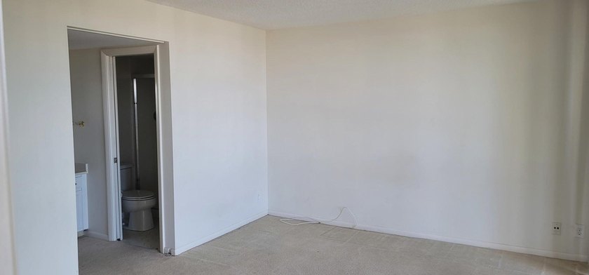 2/2 UNIT, OPEN KITCHEN, PANTRY &amp; BREAKFAST AREA, TILED DINING - photo 11
