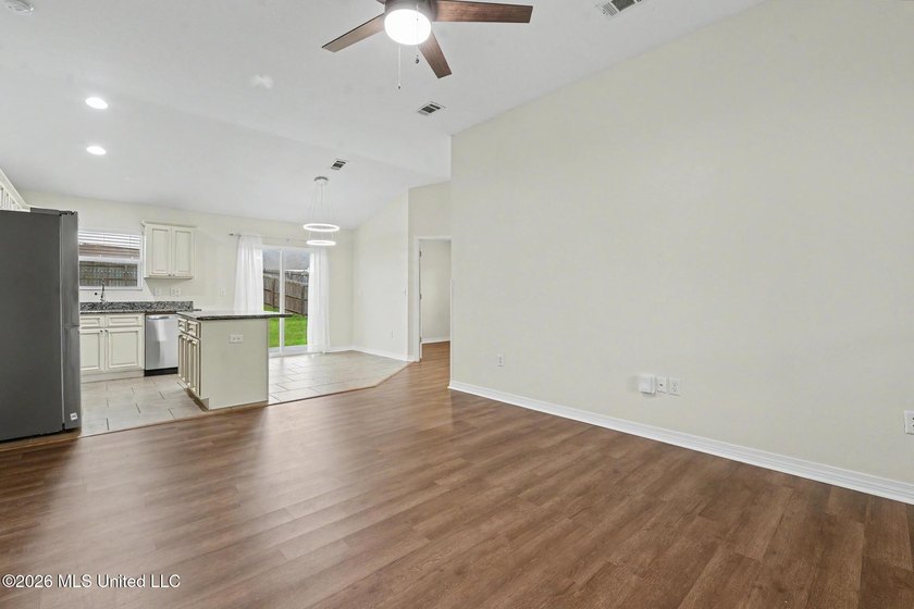 Welcome to Turtle Creek! This well-maintained 3-bedroom, 2-bath - photo 3