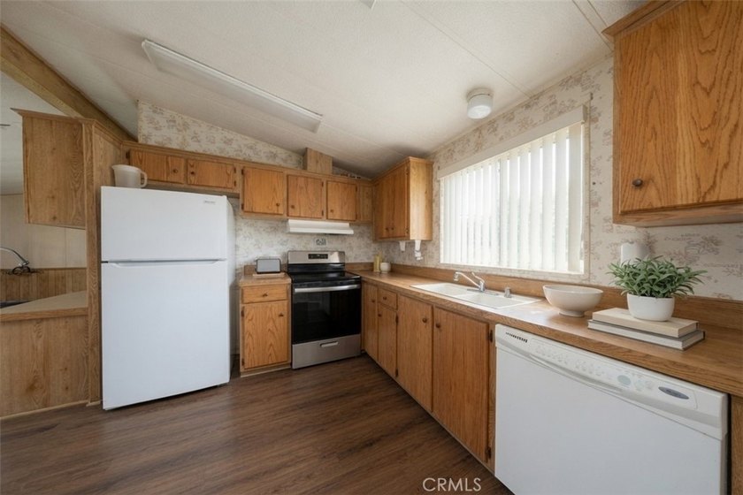 Beautiful double-wide home in a very lenient, family-friendly - photo 4