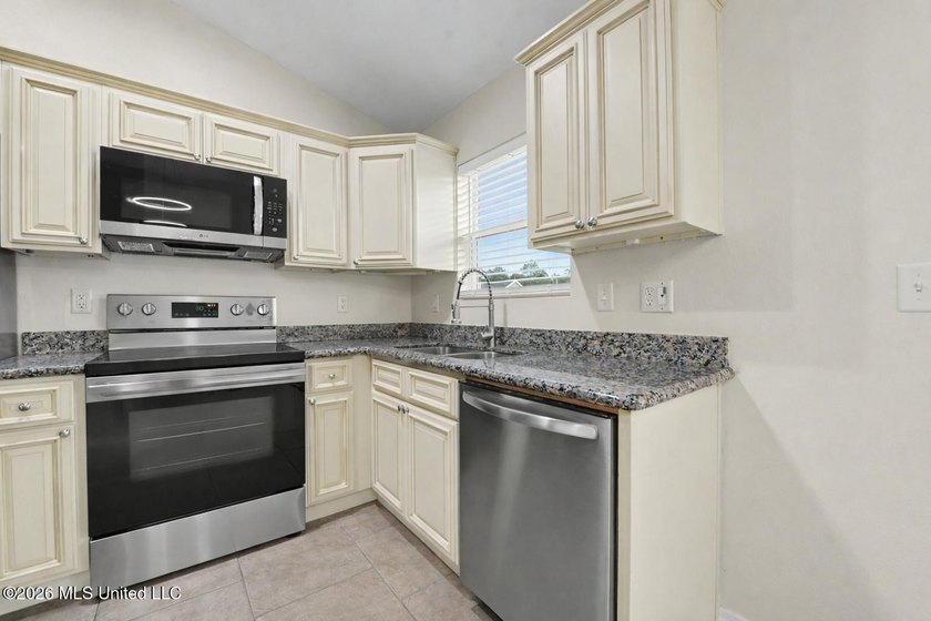 Welcome to Turtle Creek! This well-maintained 3-bedroom, 2-bath - photo 9