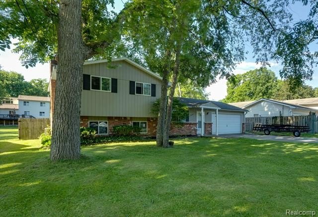 Welcome home to your year-round staycation! Tucked away on a - photo 2