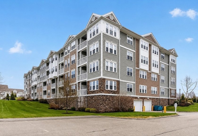 Enjoy carefree living in this desirable 62+ community! This - photo 2
